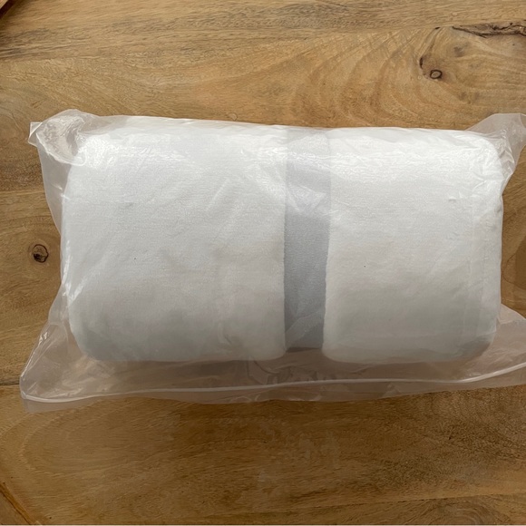 UGG Snow White Cozy Throw Blanket - Picture 5 of 5